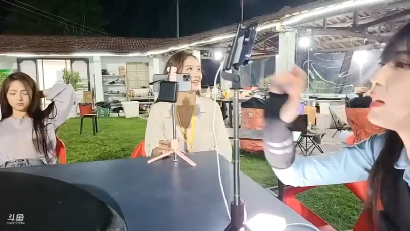 肖哥和女主播玩猜数字游戏，好搞笑