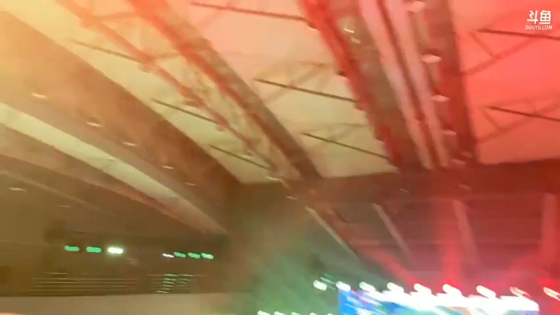 美女孙立人去K甲看总决赛，现场人很多