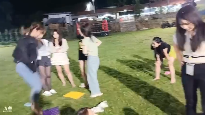 肖哥看女主播跳指压板，厉害的