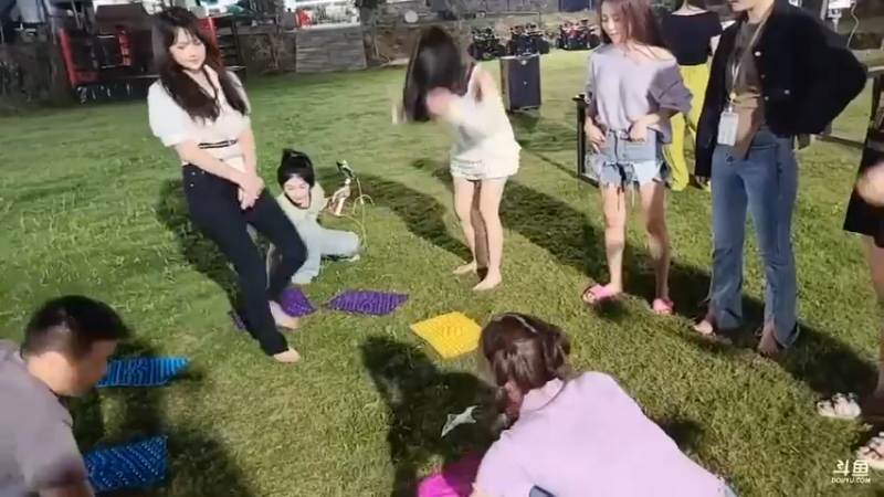 肖哥给女主播展示怎么玩游戏的