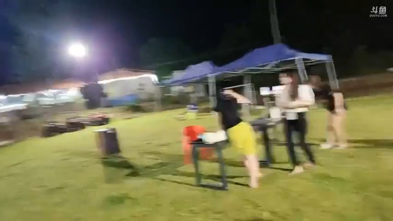 帅帅哥亲自来基地，肖哥让女主播欢迎，帅帅哥说等会刷给你们