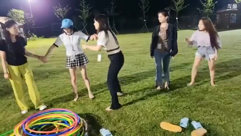 女主播传呼啦圈，咩咩第一个传的速度有点慢，后面爱丽丝动手了犯规