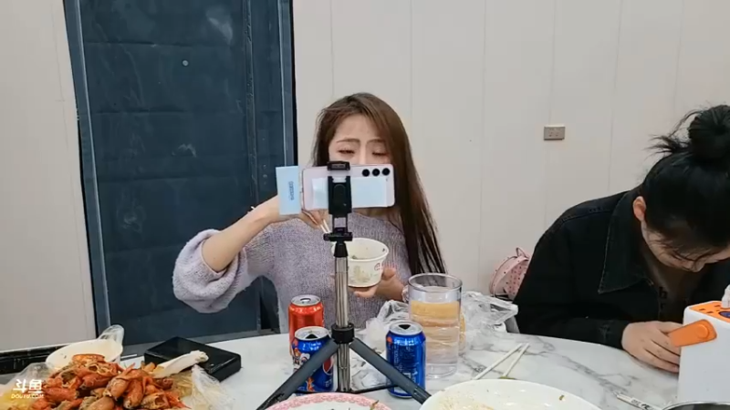 美女萌子姐很会养生，不一直吃肉也吃素菜