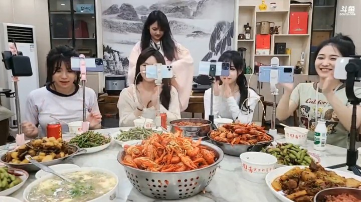 肖哥让女主播感谢强哥做的大餐，新年快乐啊