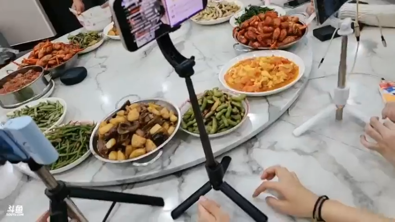 今天新来四个美女，肖哥让美女称重，咩咩98斤