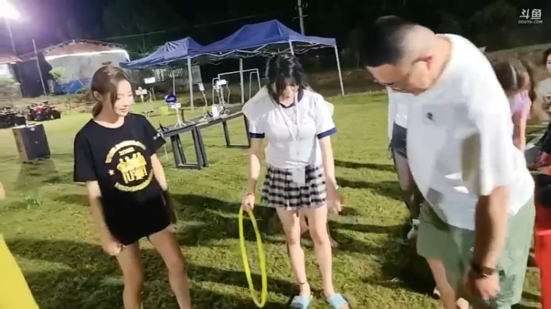 肖哥让帅帅哥一起和女主播玩游戏，大家说必须背