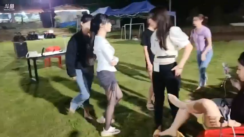 肖哥看女主播手拉手传呼啦圈，速度很快