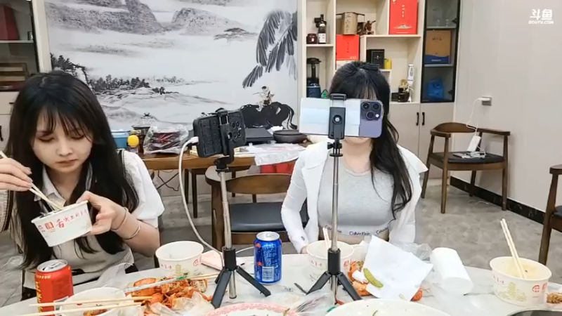 美女咩咩只喜欢吃小龙虾，旁边的爱丽丝什么都吃，太能吃了