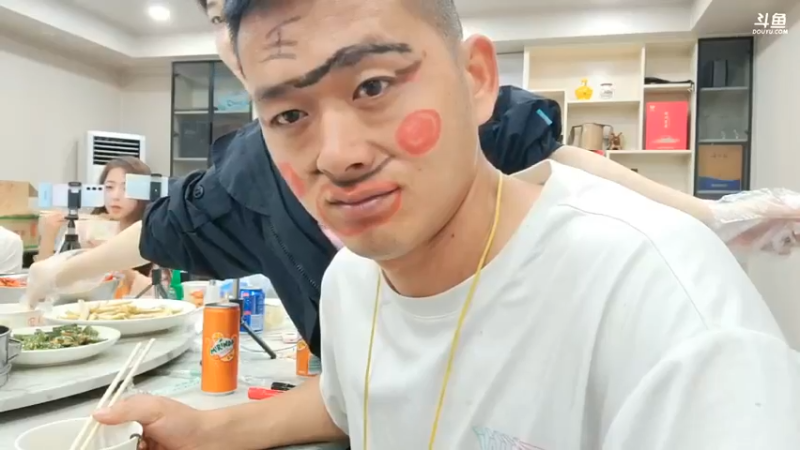 吃饭时候一个钻粉让肖哥定住2分钟，帅帅哥帮忙拉票，够意思啊