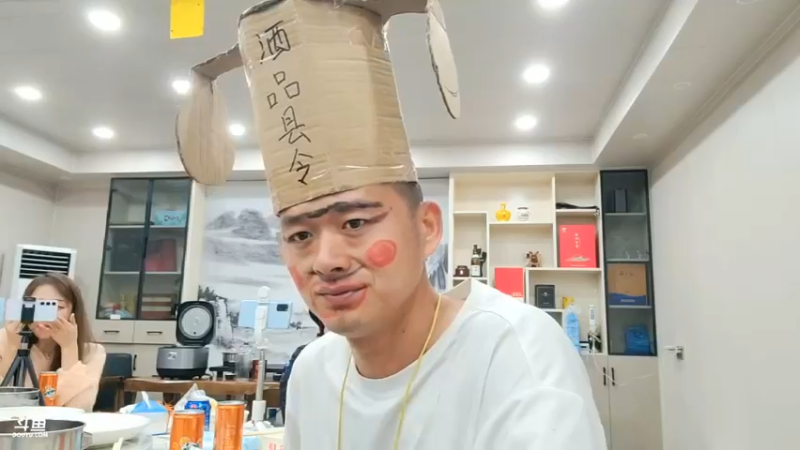 帅帅哥让大家送礼，定住肖哥，肖哥戴帽子好搞笑