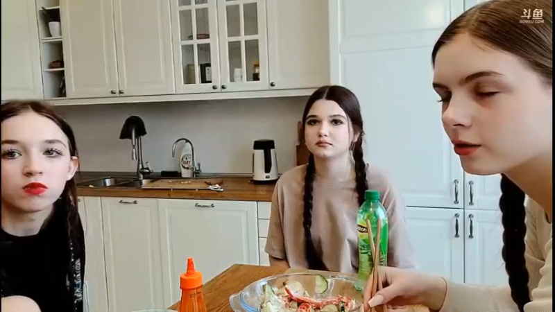 俄罗斯美女吃饭，三个小姐姐都很漂亮啊