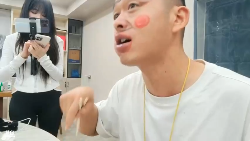 肖哥终于没定住了，可以吃饭了，教女主播赚钱方法