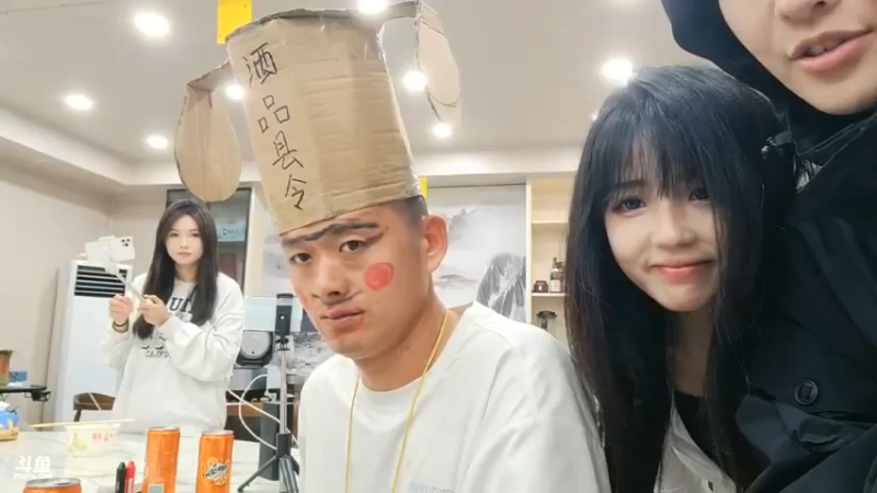 大家都吃完饭了，肖哥还在定住不能吃，女嘉宾开始收拾剩菜了