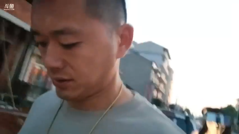 肖哥说花钱搞好村民关系挺好，以后做节目就有人捧场