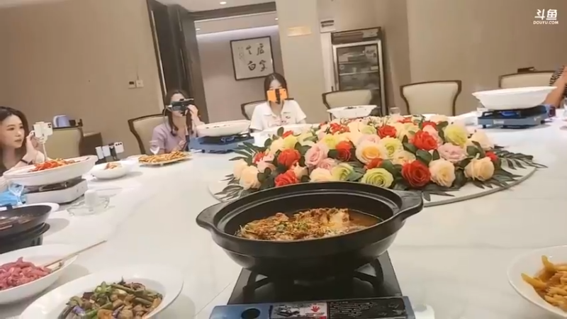 吃饭之前肖哥要和女主播打PK，输了的当服务员，晚点吃