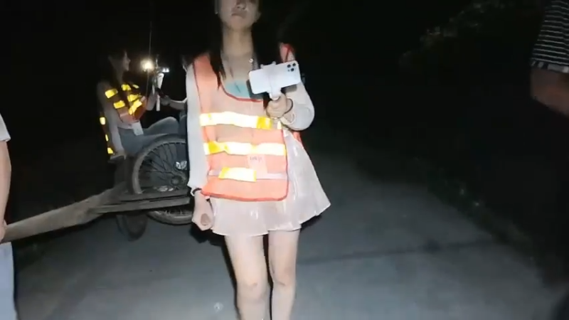 肖哥和帅帅哥坐推车上舒服，女主播帮忙拉车