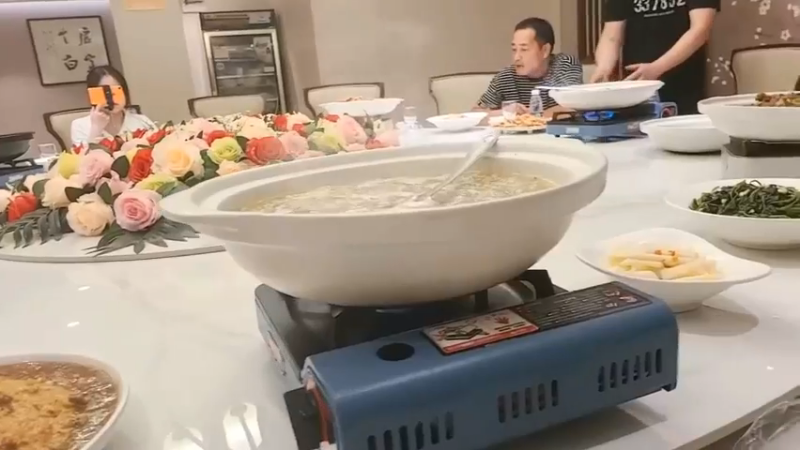 肖哥让女主播点菜，还想吃什么就点