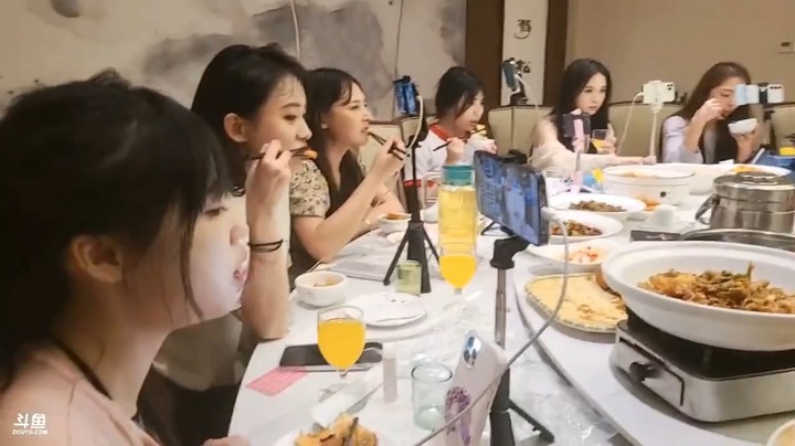 肖哥和女主播吃饭，大哥送两个火箭，两个服务员也可以吃饭了