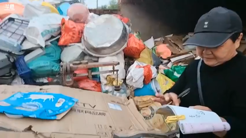 肖哥让女主播收废品花了800多，卖了300多，血亏500多