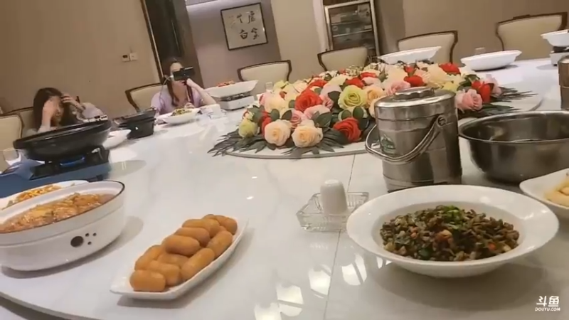 肖哥为女主播赚钱煞费苦心，晚点吃不算多大的苦