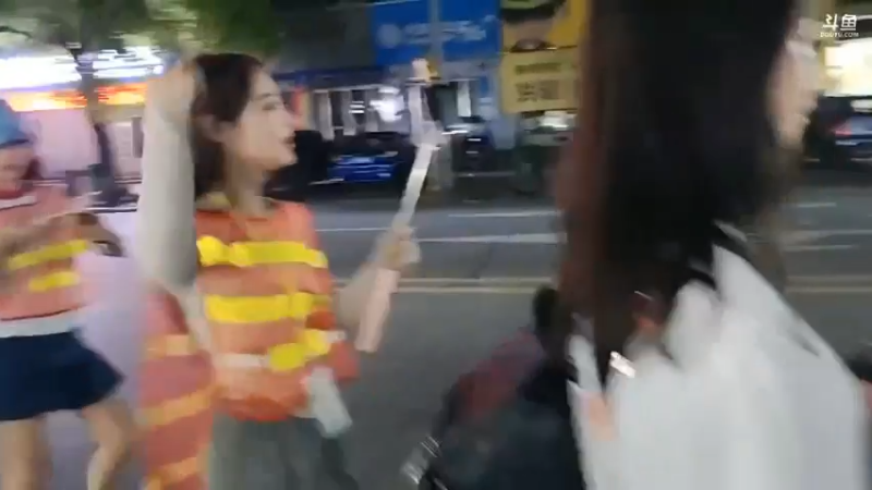 肖哥和女主播走路，有礼物就可以坐车了