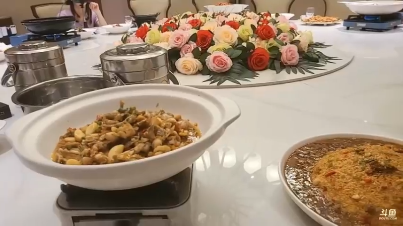 肖哥坐着等女主播来，今晚有帅帅哥在，所以吃大餐