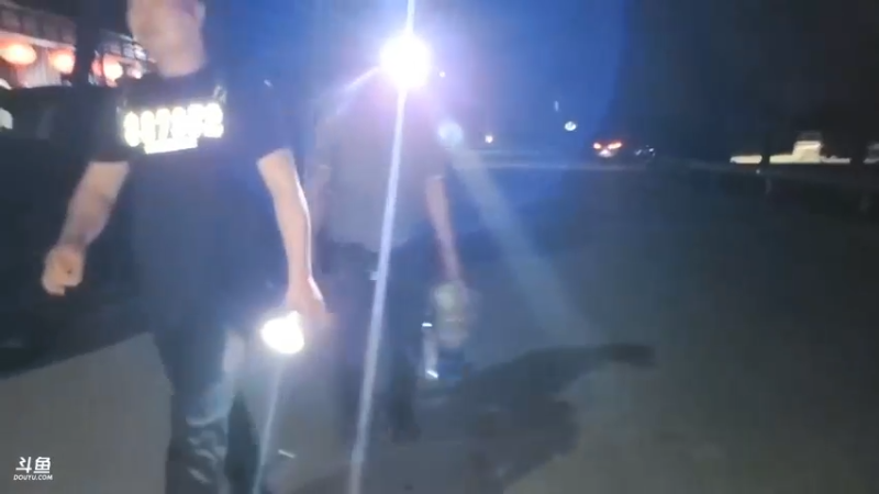 帅帅哥很懂直播，让大家刷礼让肖哥拉车去