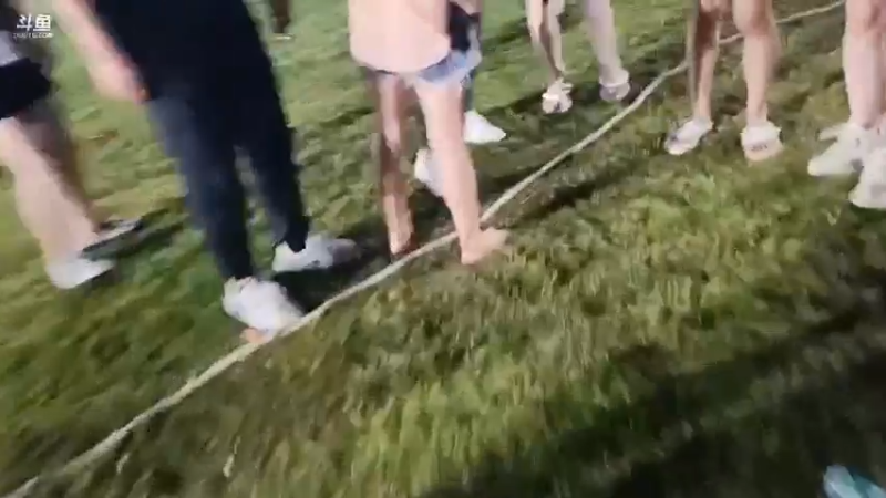 拉女嘉宾去拿水瓶，最后还得靠鹅妹啊