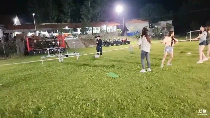 雨哥和猫弟带女嘉宾比赛拔河，三局两胜，雨哥输了