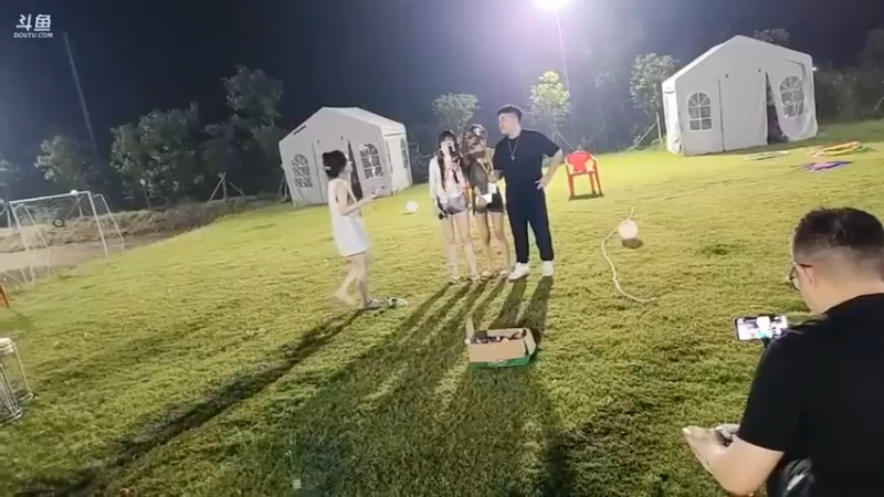 肖哥和女嘉宾玩水球游戏，鹅妹水球砸猫弟