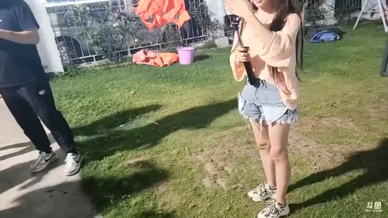 肖哥说猫哥刚来就有女嘉宾抱，姑姑随后和他握手