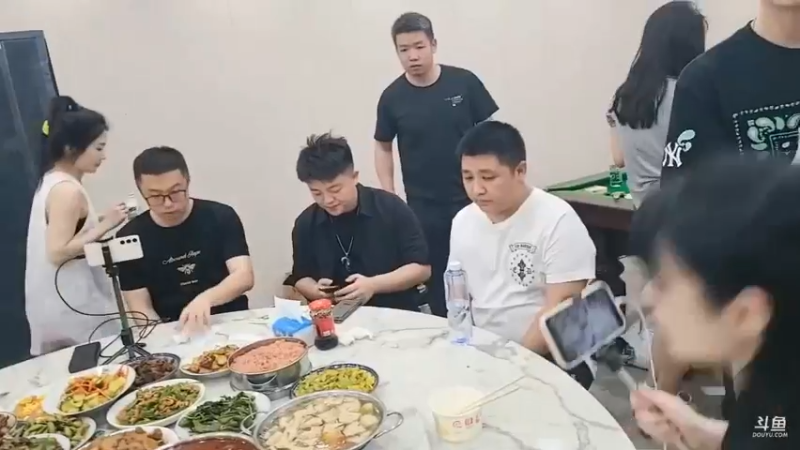 肖哥安排大家坐下吃饭，雨哥左右都是男 的