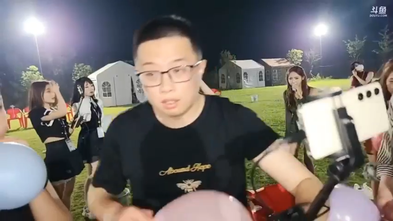 一群人运送气球游戏