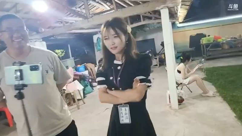 肖哥安排大家吃饭，人很多需要安排座位