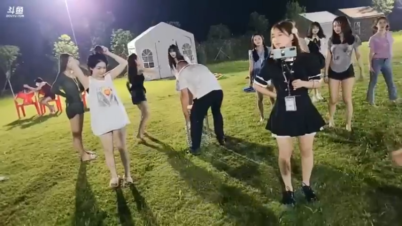 肖哥看大家抢凳子游戏，最后三个人获胜