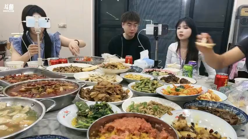 圆妹妹吃饭半小时还在吃，帅帅哥吃完饭就走了