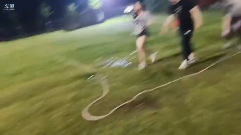 肖哥准备再玩一个水球游戏