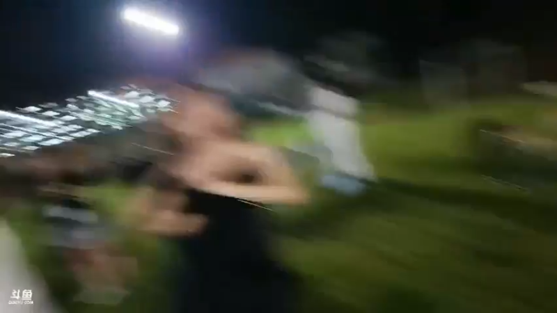 女嘉宾玩斗鸡游戏，雨哥这边赢