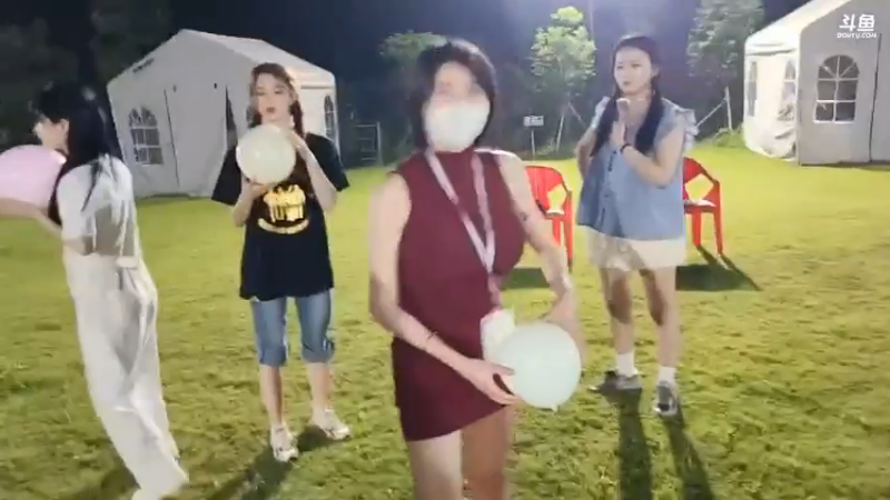 肖哥看女嘉宾传送气球游戏