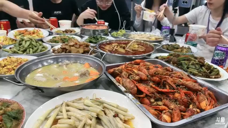 圆妹妹和大家在肖哥家吃饭，吃的好丰盛啊