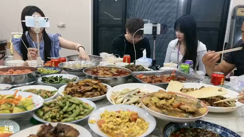 圆妹妹和大家在肖哥那吃大餐，好多菜都没吃完