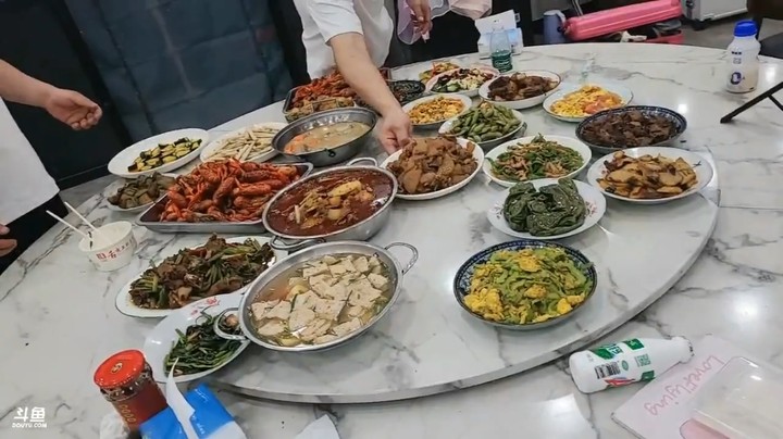 今天人很多，肖哥要和大家吃大餐