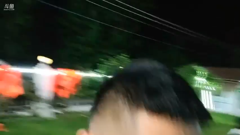 肖哥让小慧分菜给大家，然后自己夹了很多