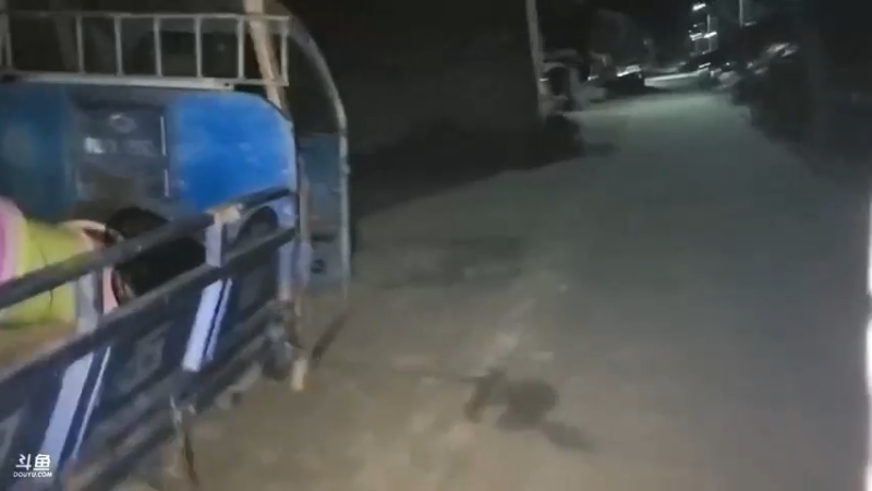 肖哥吃完饭发现文哥不在，叫他吃饭