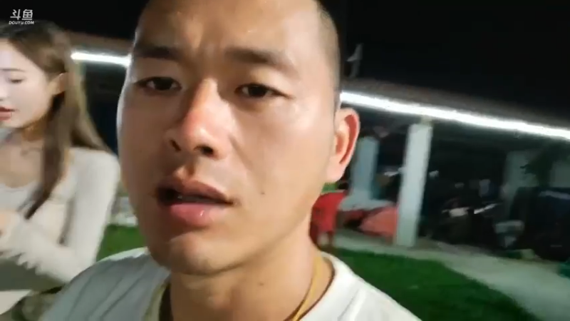 肖哥还想喝饮料，一直吃菜没有吃饭