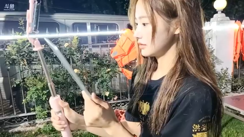 肖哥鼓励女主播打PK赢了住酒店