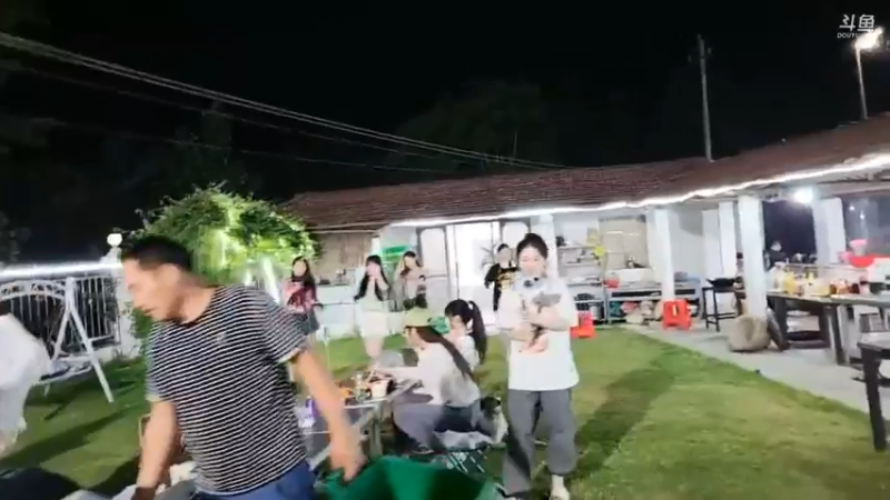 肖哥公布游戏规则，一个飞机炸一个水球