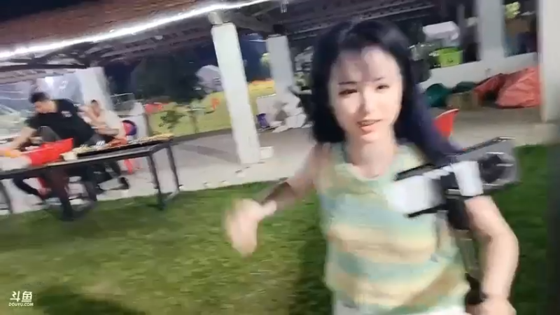 女主播慧慧买了菜，肖哥说我夹一点点，结果夹了一半多