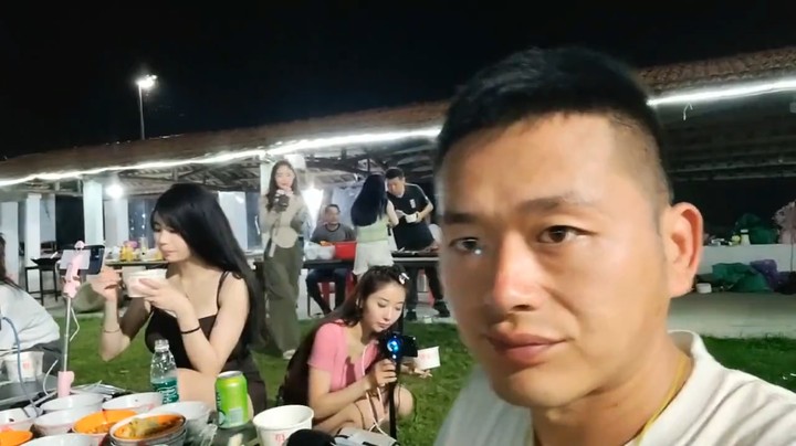 肖哥让女主播多收礼买菜来分