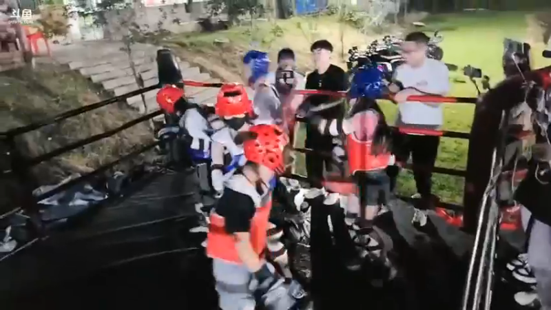 八角笼开始了，肖哥不怕